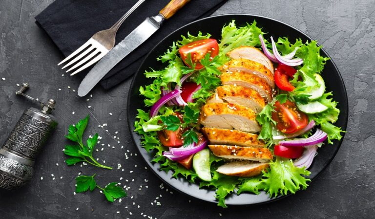 Sałatka z grillowanym kurczakiem